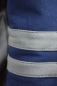 Preview: Sweatshirt "Floh" Grau mit blauen Ärmeln und Bündchen für Herren Detailbild graue Streifen am Ärmel