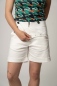 Preview: Weiße Kurze Hose "Marina" für Damen mit blauen Knöpfen Nahaufnahme frontal