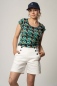 Preview: Weiße Kurze Hose "Marina" für Damen mit blauen Knöpfen von vorne in Kombi mit T-Shirt "Amber"