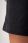 Preview: Schwarze Shorts 100% Viskose für Damen Detailbild Hosensaum