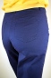 Preview: Baumwollhose für Damen im Mom-Style in Blau-Lila Detailansicht Gesäßtasche