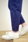 Preview: Baumwollhose für Damen im Mom-Style in Blau-Lila Detailansicht Hosenbein