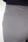 Preview: Baumwollhose im Mom-Style für Damen in Grau Detailansicht Gesäßtasche