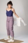 Preview: Baumwollhose für Damen im Mom-Style in Flieder Ansicht seitlich von vorne
