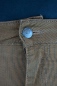 Preview: Slim Hose für Damen in Braun mit schwarzen Streifen Ansicht rechte Seite Detailansicht gelabelter Wally-Knopf