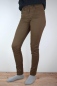 Preview: Slim Hose für Damen in Braun mit schwarzen Streifen Ansicht seitlich von vorne