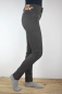 Preview: Slim Hose für Damen in Grau mit feinen schwarzen Streifen Ansicht rechte Seite