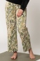 Preview: Culotte Hose für Damen mit Camouflage Muster in Beige und Grün Ansicht Front