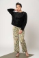 Preview: Culotte Hose für Damen mit Camouflage Muster in Beige und Grün Ansicht seitlich von vorne