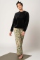 Preview: Culotte Hose für Damen mit Camouflage Muster in Beige und Grün Ganzkörperansicht