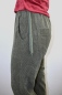 Preview: Joggpants für Damen in Olivgrün aus weichem Breitcord Ansicht Front Detailansicht Gürtelband