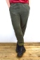 Preview: Joggpants für Damen in Olivgrün aus weichem Breitcord Detailansicht Front