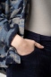 Mobile Preview: Hemdjacke für Damen Camouflage Muster Blau Detailansicht Ärmel