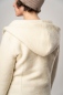 Mobile Preview: Wollmantel für Damen Naturweiß Detailansicht Kapuze von hinten
