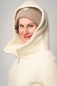 Mobile Preview: Wollmantel für Damen Naturweiß Detailansicht Kapuze