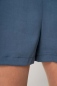 Mobile Preview: Kurzer Jumpsuit für Damen in Blau Detailansicht Hosenbein
