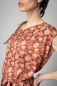 Mobile Preview: Viskose Kleid "Gabi" in Orange mit Ranunkelmuster Nahaufnahme Nahaufnahme von links