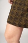 Preview: Kurzes Kleid Schwarz-Gelb gemustert Detailansicht Saum