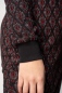 Preview: Minikleid Langarm in Schwarz-Rot Detailansicht schwarzes Armbündchen