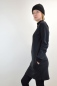 Preview: Sweatkleid in Schwarz kurz aus Bio-Baumwolle langärmelig mit Stehkragen Ansicht linke Seite