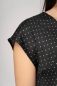 Mobile Preview: Schwarzes Viskose Kleid "Anouk" mit grünen Punkten Nahaufnahme von Kurzärmel