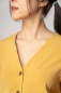 Mobile Preview: Kurzes Cupro Kleid "Cozy" Gelb Detailansicht Ausschnit