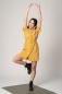 Preview: Kurzes Cupro Kleid "Cozy" Gelb mit durchgehender Knopfleiste Ansicht seitlich von vorne
