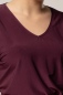 Preview: Viskose T-Shirt "Warwara" in Burgunderrot für Damen Nahaufnahme von V-Ausschnitt