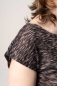 Preview: T-Shirt für Damen in Schwarz mit braunem Muster Detailansicht Kurzärmel