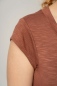 Preview: Braunes Damen T-Shirt mit V-Ausschnitt Nahaufnahme vom angeschnittenen Kurzärmel