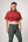 Mobile Preview: Rotes T-Shirt "Ruma" Damen BIO mit Stehkragen Ansicht von vorne mit Bootcut Hose "Lana"