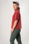 Mobile Preview: Rotes T-Shirt "Ruma" Damen BIO mit Stehkragen Ansicht von linker Seite