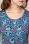 Preview: Viskose T-Shirt "Amber" für Frauen mit buntem Blumenmuster Detailbild Rundhalsausschnitt
