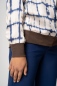 Mobile Preview: Batik Shirt Damen Langarm Tie Dye Beige und Blau Detailansicht braune Bündchen