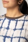 Preview: Batik Shirt Damen Langarm Tie Dye Beige und Blau Detailansicht Rundhalsausschnitt