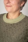 Preview: Kurzarmshirt "Anita" für Damen in Olivgrün Detailansicht kleiner Stehkragen