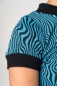 Preview: Shirt Kurzarm für Damen mit Wellenmuster in Türkis-Schwarz Detailansicht Bund Ärmel