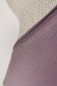 Mobile Preview: Langarmshirt "Lora" Bio lila hell Detail vom Ausschnitt seitlich