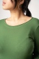 Preview: Langarmshirt "Lora" Bio in wiesengrün Detail vom Ausschnitt