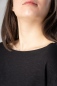 Preview: Schwarzes Viskose Shirt für Damen mit Fledermausärmel Detailansicht Rundhalsausschnitt