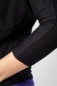 Preview: Schwarzes Viskose Shirt für Damen mit Fledermausärmel Nahansicht Ärmel