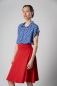 Mobile Preview: Viskose Bluse Kurzarm für Damen Blau mit Gänseblümchen seitlich von vorne