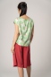Preview: Bluse Kurzarm "Gabi" in Weiß mit grünen Palmen MusterViskose Bluse Kurzarm für Damen mit Palmen Ansicht seitlich von hinten