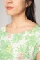 Preview: Viskose Bluse Kurzarm für Damen mit Palmen Detailansicht Rundhalsausschnitt