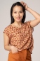 Preview: Viskose Bluse Kurzarm Batik Muster Orange-Braun Nahansicht von vorne
