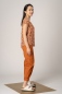 Mobile Preview: Batikbluse "Gabi" für Damen in Orange & Braun von der rechten Seite mit Hose "Valma"