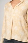 Preview: Viskose Bluse Langarm für Damen in Beige mit weißen Orchideenmuster Detailansicht Front