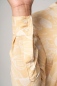 Preview: Viskose Bluse Langarm für Damen in Beige mit weißen Orchideenmuster Detailansicht Knopfverschluss am Ärmel