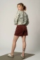 Preview: Viskose Bluse für Damen Lindgrün Pflanzenmuster Ansicht seitlich von hinten