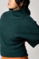 Mobile Preview: Grüner Pullover mit Fledermausärmel und Rollkragen für Damen Detailbild Ärmel